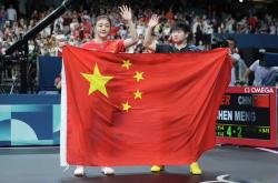 江南体育-国际足球赛程中，女运动员们拼尽全力