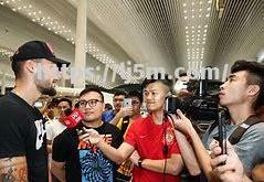 江南体育-南欧传奇告别赛场，球迷感动送别踢球匠心愿