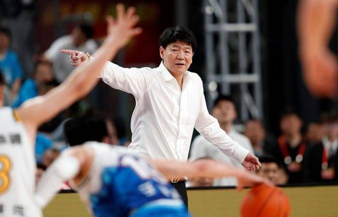 江苏男篮主场战胜山东队，士气高昂备战下一仗