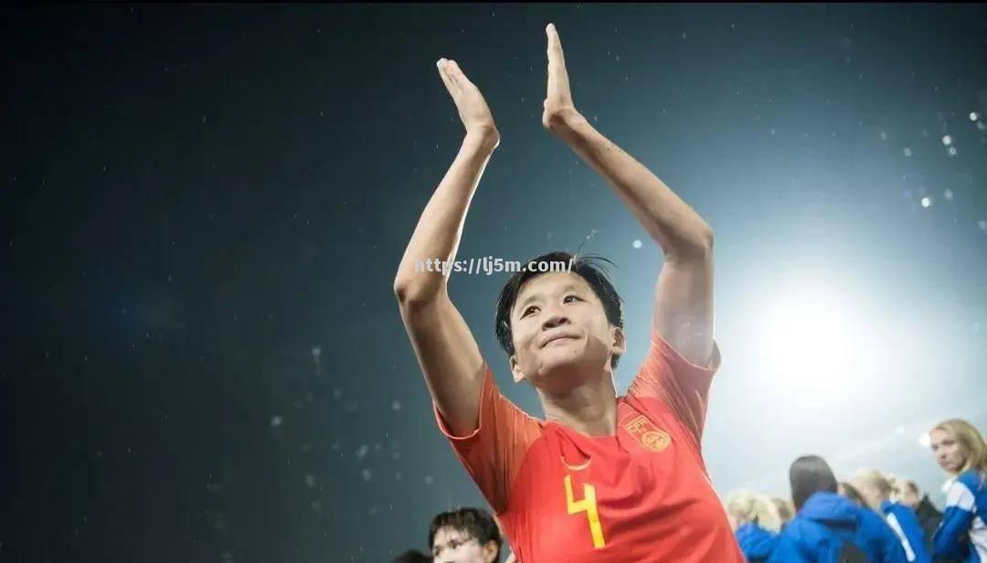 国际比赛中，女足运动员克服困难获胜